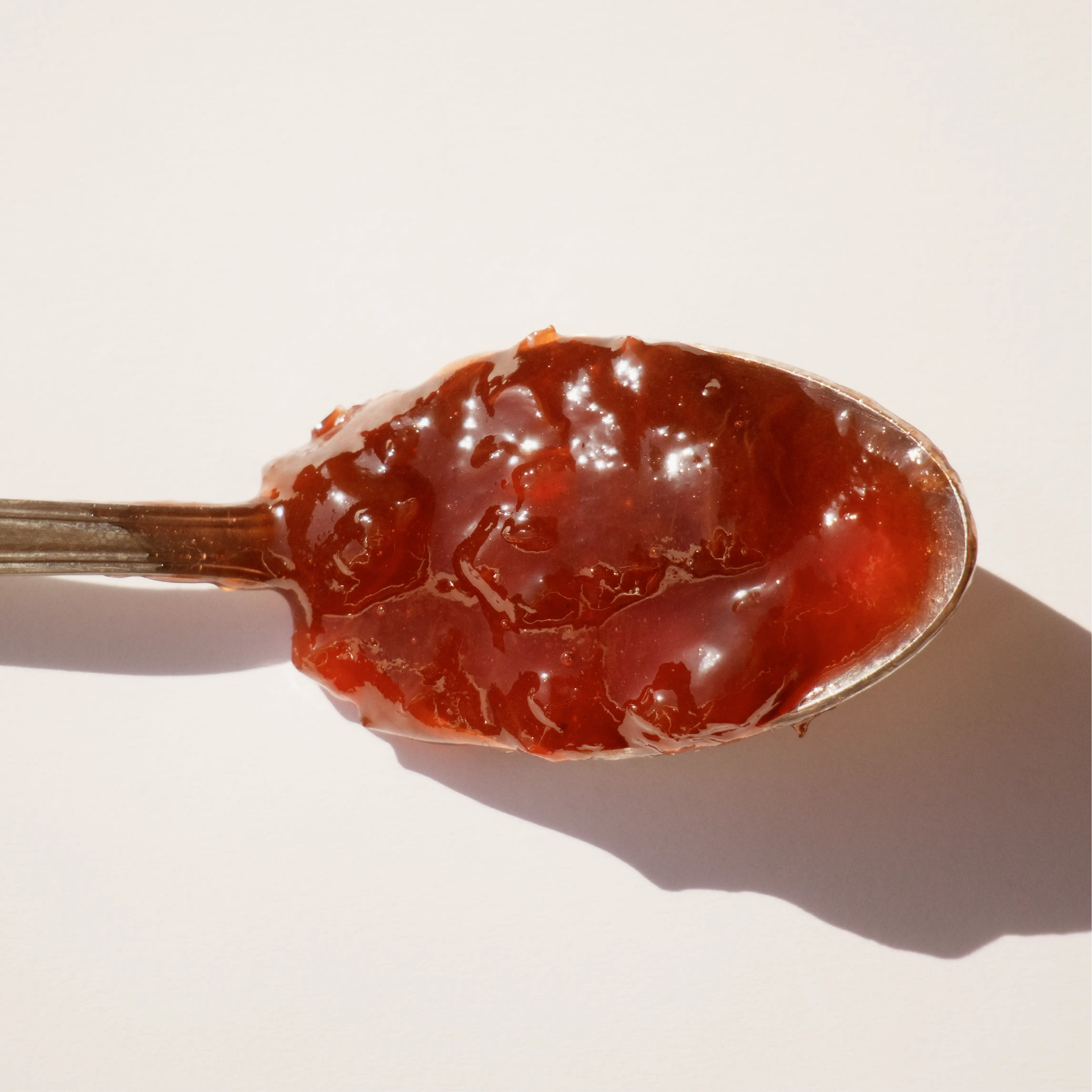 Photographie culinaires d'une cuillère avec de la confiture dedans